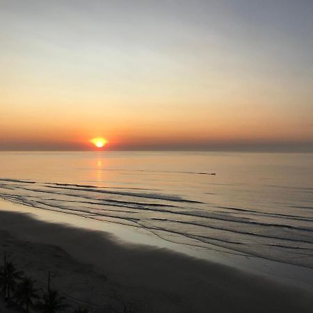 Mongagua Com Vista Para O Mar Pe Na Areia Exterior foto