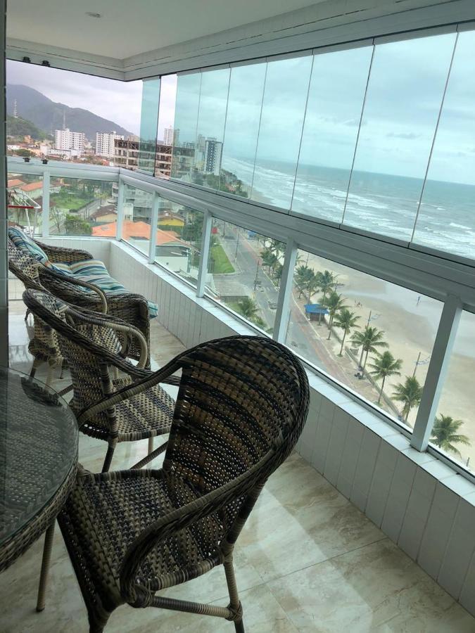 Mongagua Com Vista Para O Mar Pe Na Areia Exterior foto