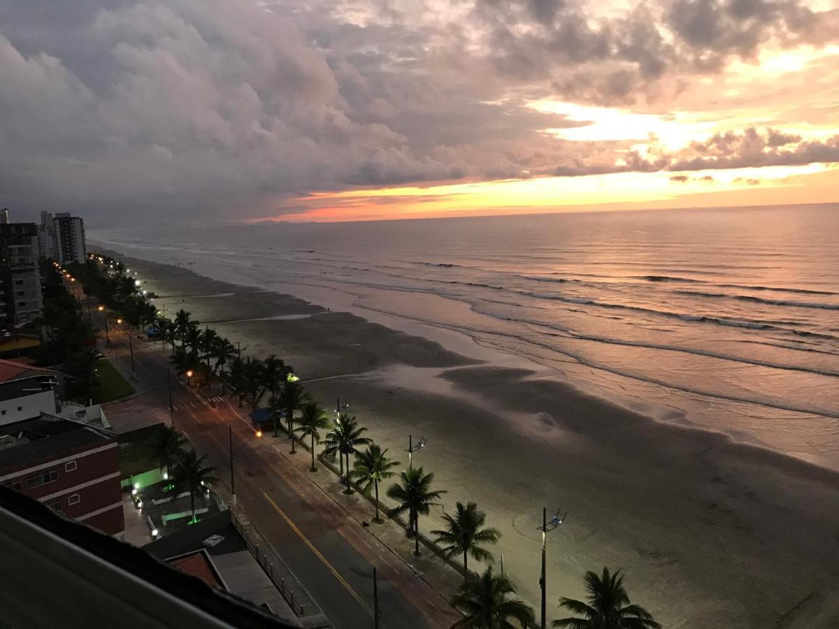 Mongagua Com Vista Para O Mar Pe Na Areia Exterior foto