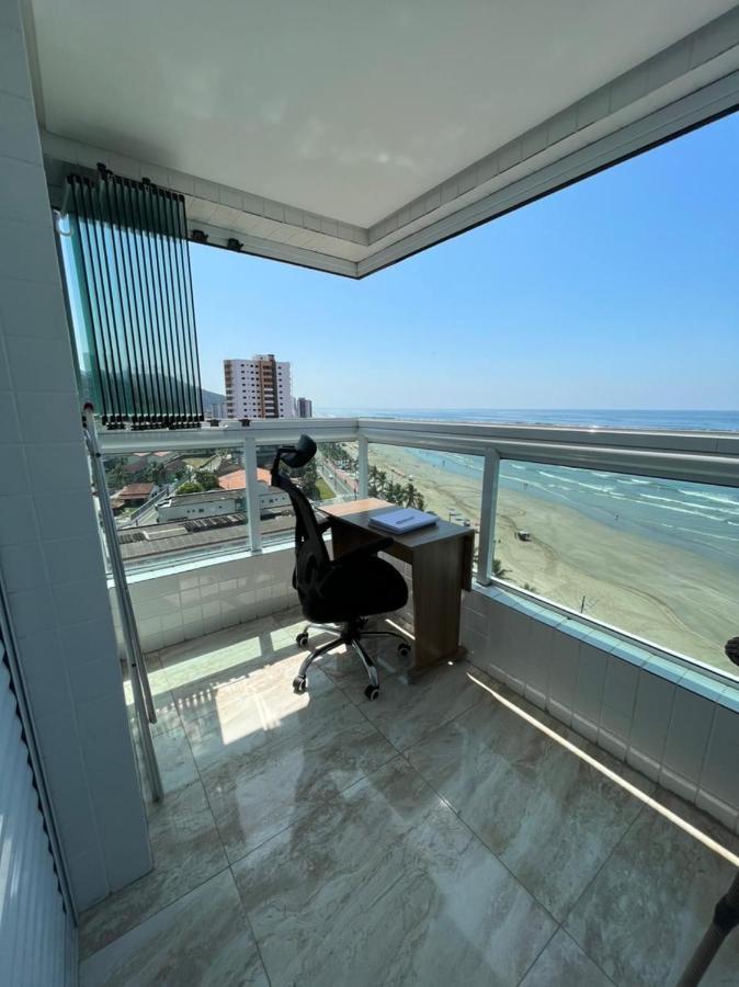 Mongagua Com Vista Para O Mar Pe Na Areia Exterior foto