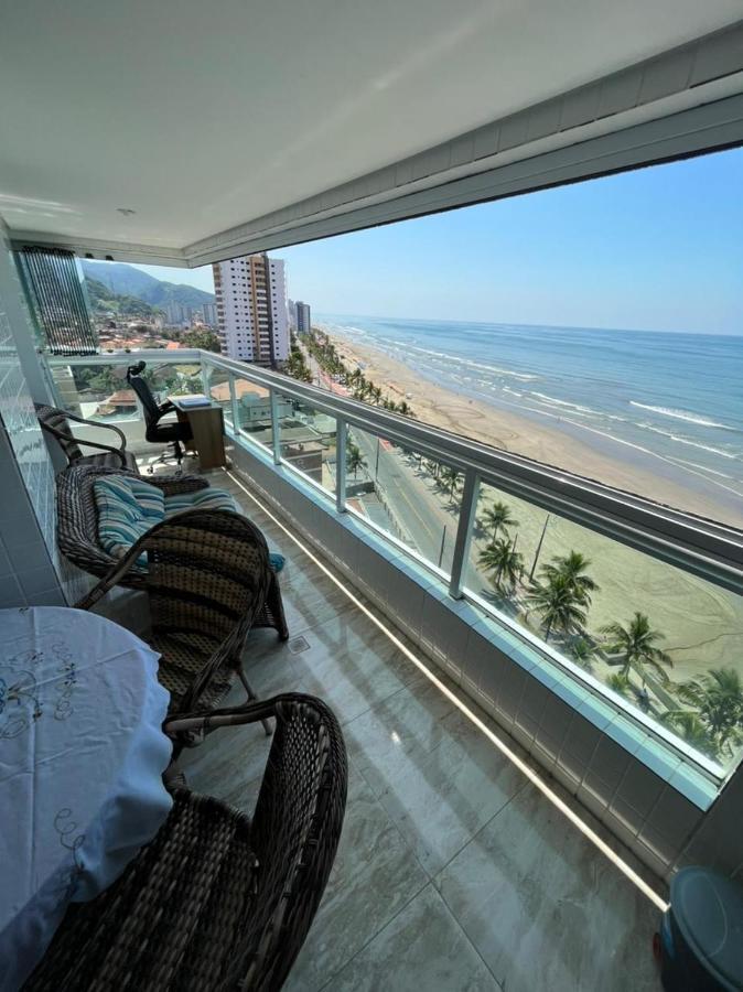 Mongagua Com Vista Para O Mar Pe Na Areia Exterior foto