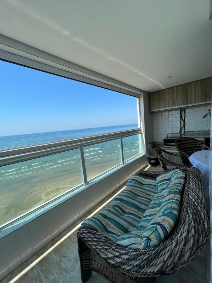 Mongagua Com Vista Para O Mar Pe Na Areia Exterior foto