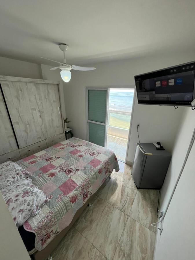 Mongagua Com Vista Para O Mar Pe Na Areia Exterior foto