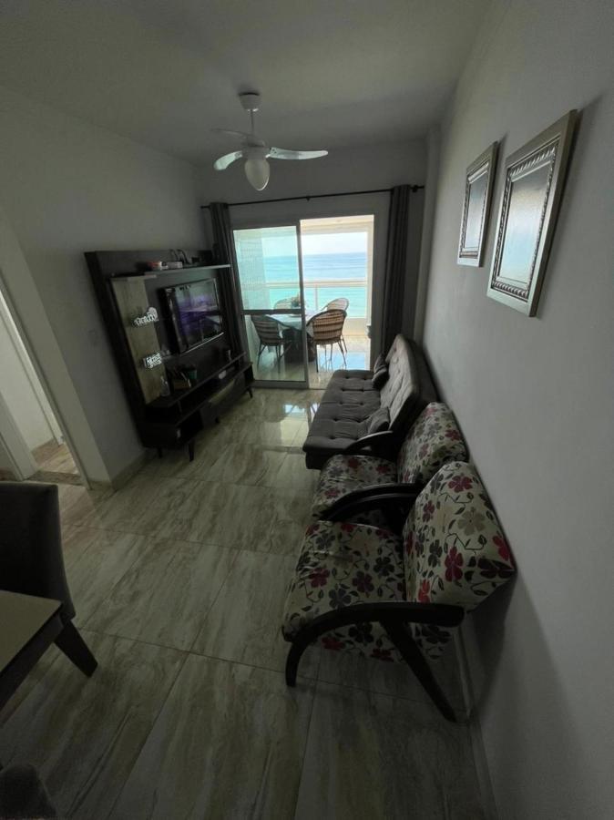 Mongagua Com Vista Para O Mar Pe Na Areia Exterior foto