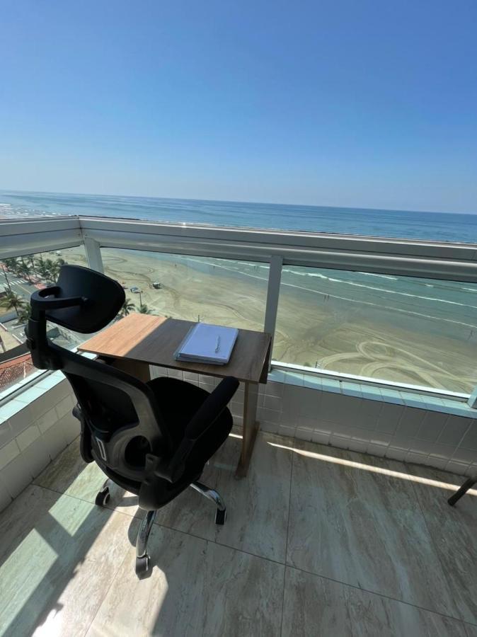 Mongagua Com Vista Para O Mar Pe Na Areia Exterior foto