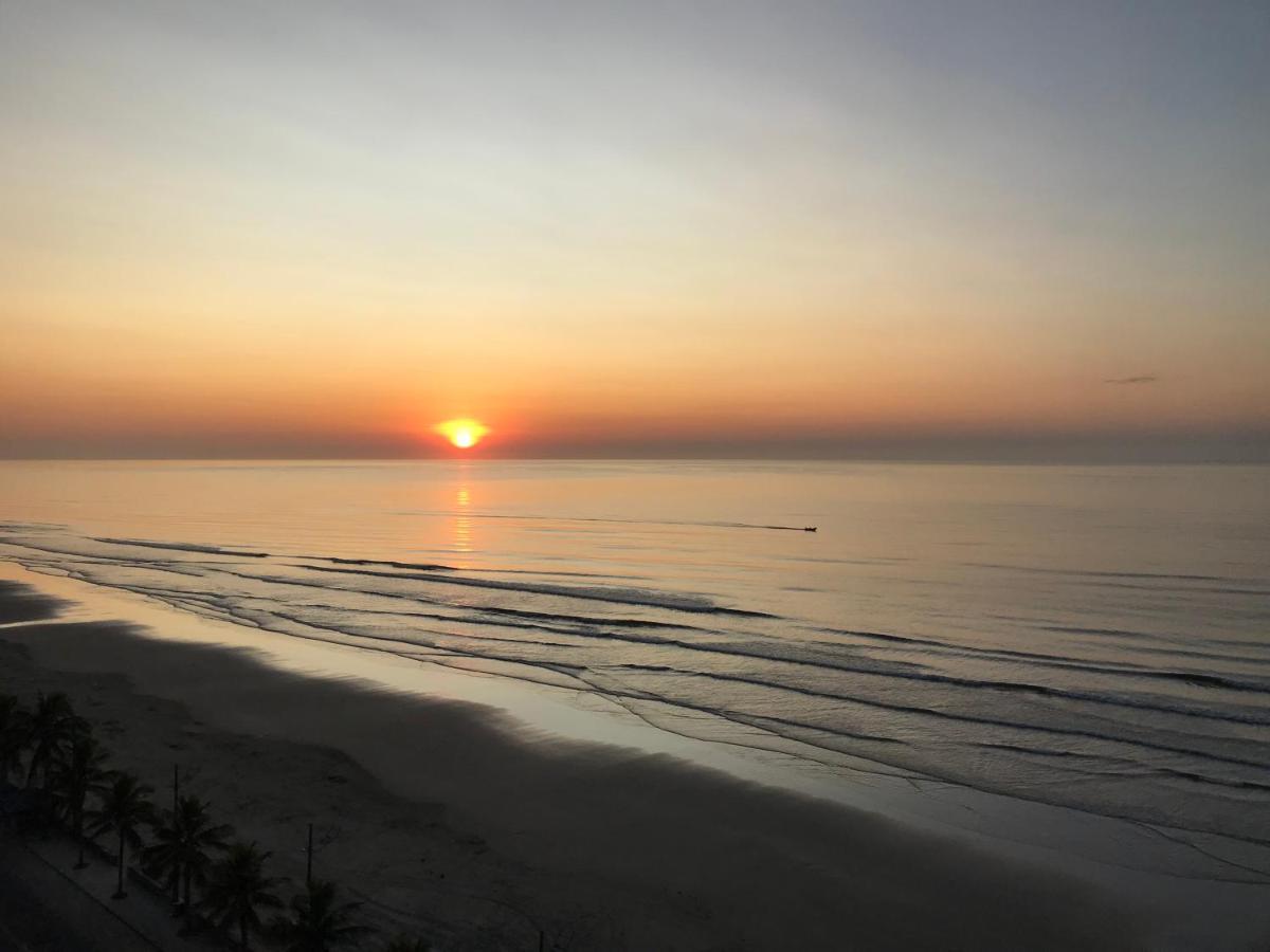 Mongagua Com Vista Para O Mar Pe Na Areia Exterior foto